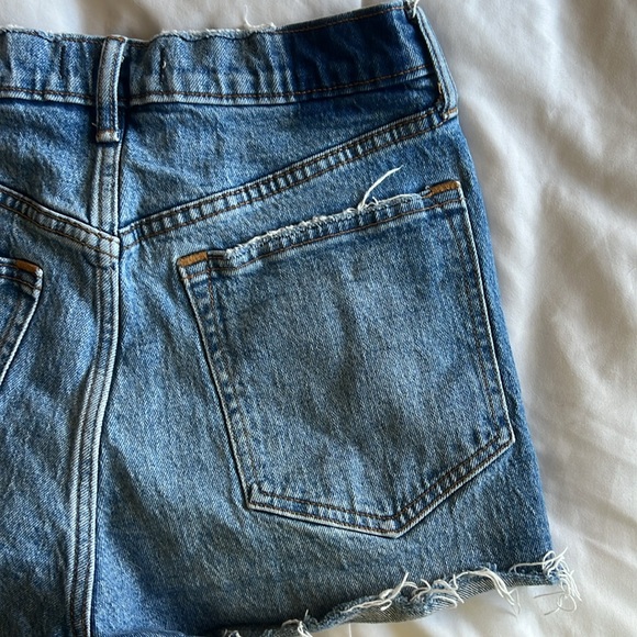 Abercrombie “The Mom Short High Rise” Jean Shorts - Picture 4 of 6